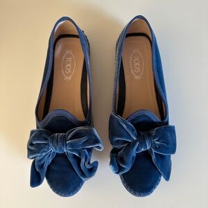 Tod’s blue velvet bow driving moc